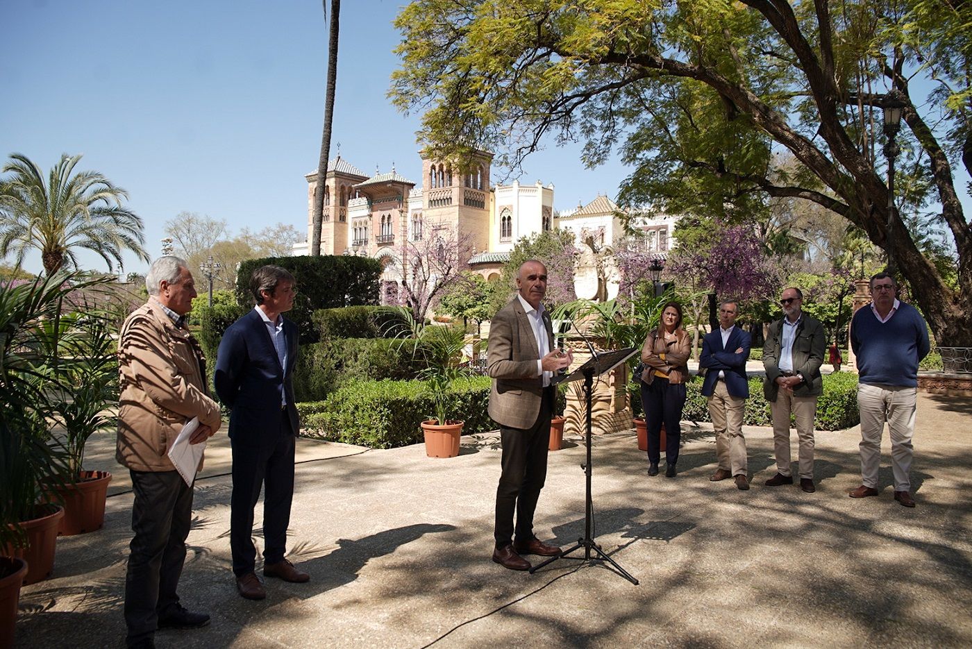 El alcalde de Sevilla durante la presentación en el parque María Luisa. 