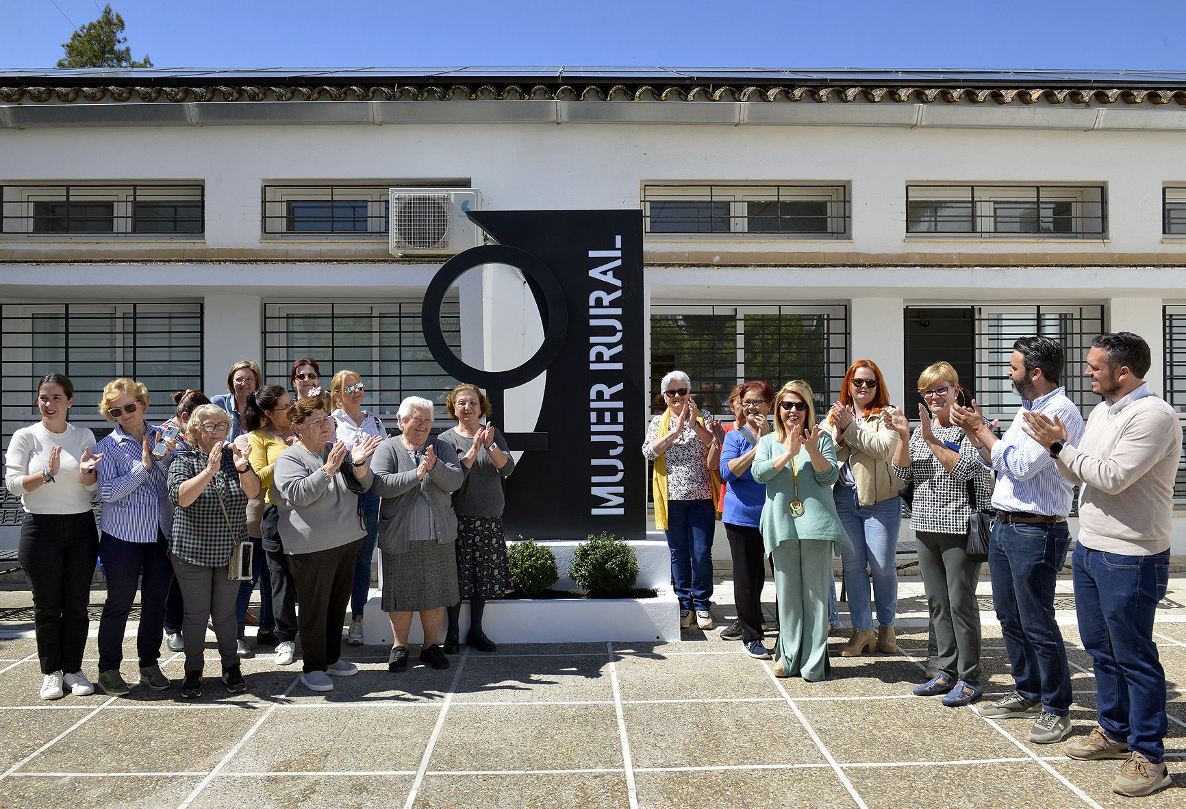 La alcaldesa posando con vecinos de San Isidro junto al monumento a la mujer rural. La alcaldesa posando con vecinos de San Isidro junto al monumento a la mujer rural.