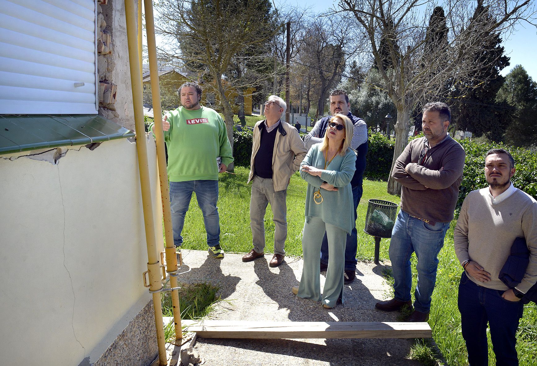 Sánchez comprobando los problemas de estructura que tiene el colegio. 