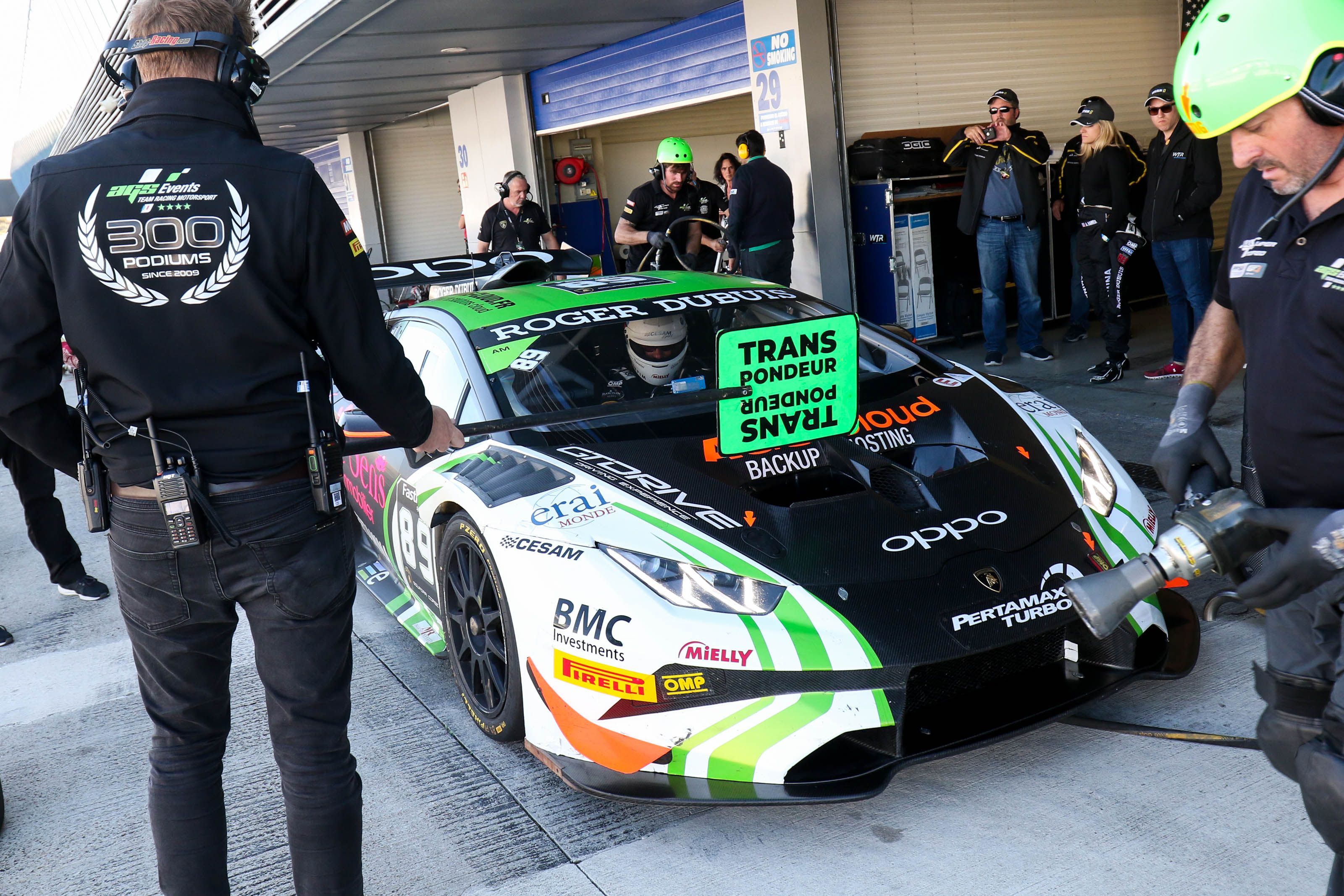 Un modelo de Lamborghini expuesto en el 'paddock' del Circuito.