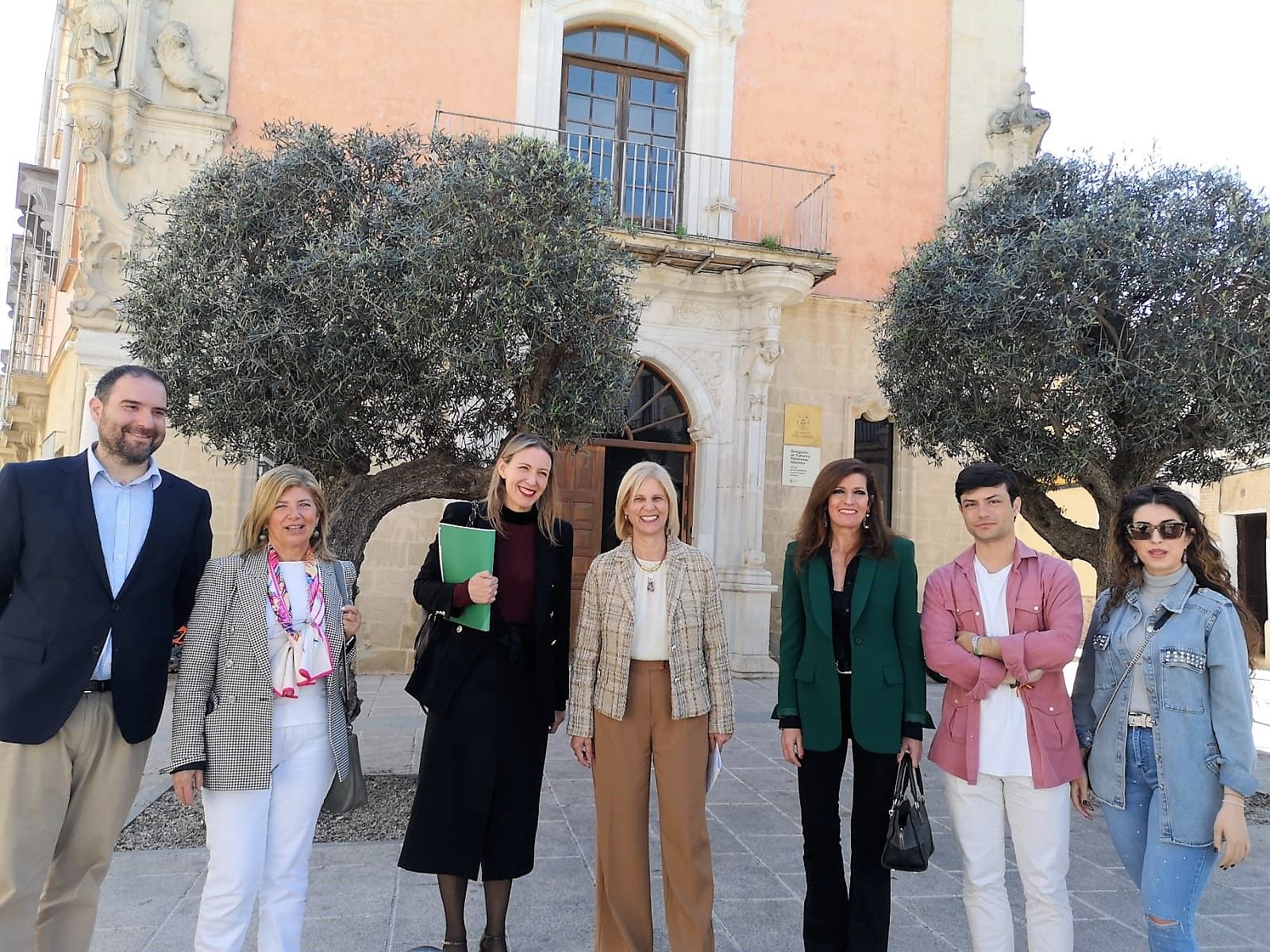 Pelayo, Garrido y Paredes, entre otros representantes institucionales y del PP, a las puertas de Villapanés, el palacio que quieren que sea sede de la UCA en el centro de Jerez.