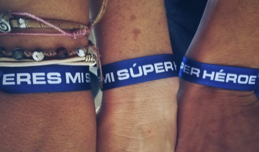 Pulseras que vende Roberto para costear su viaje a Suiza.