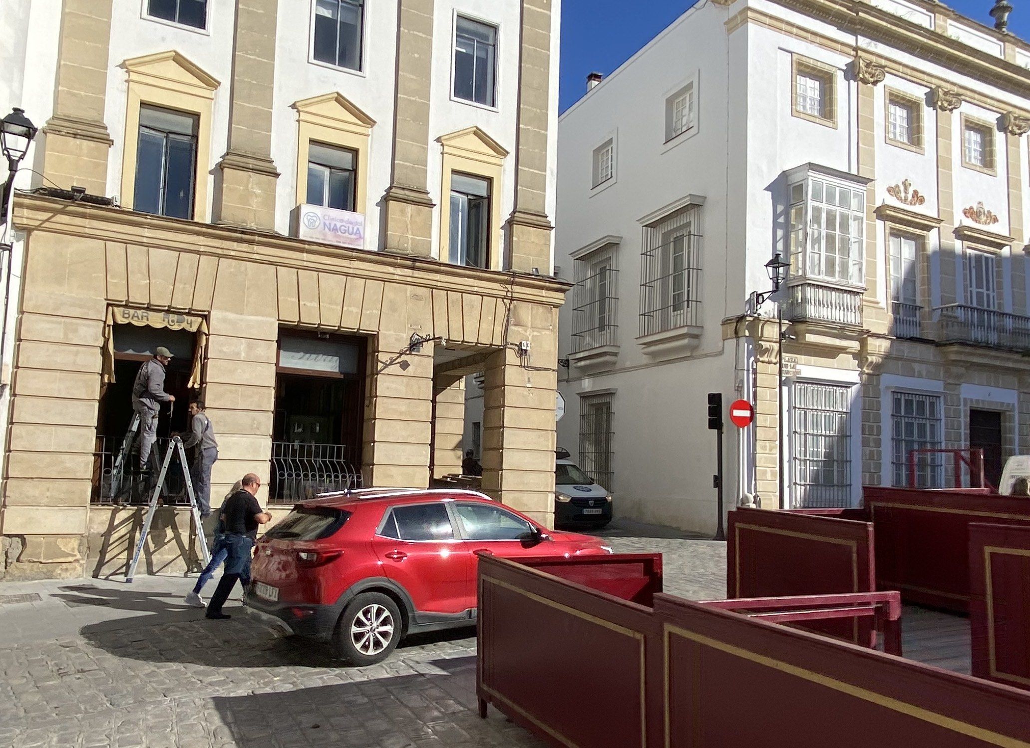Trabajos de reforma en el antiguo bar Rody, en el centro de Jerez, que pasará a llamarse Palique a partir del próximo Viernes de Dolores.