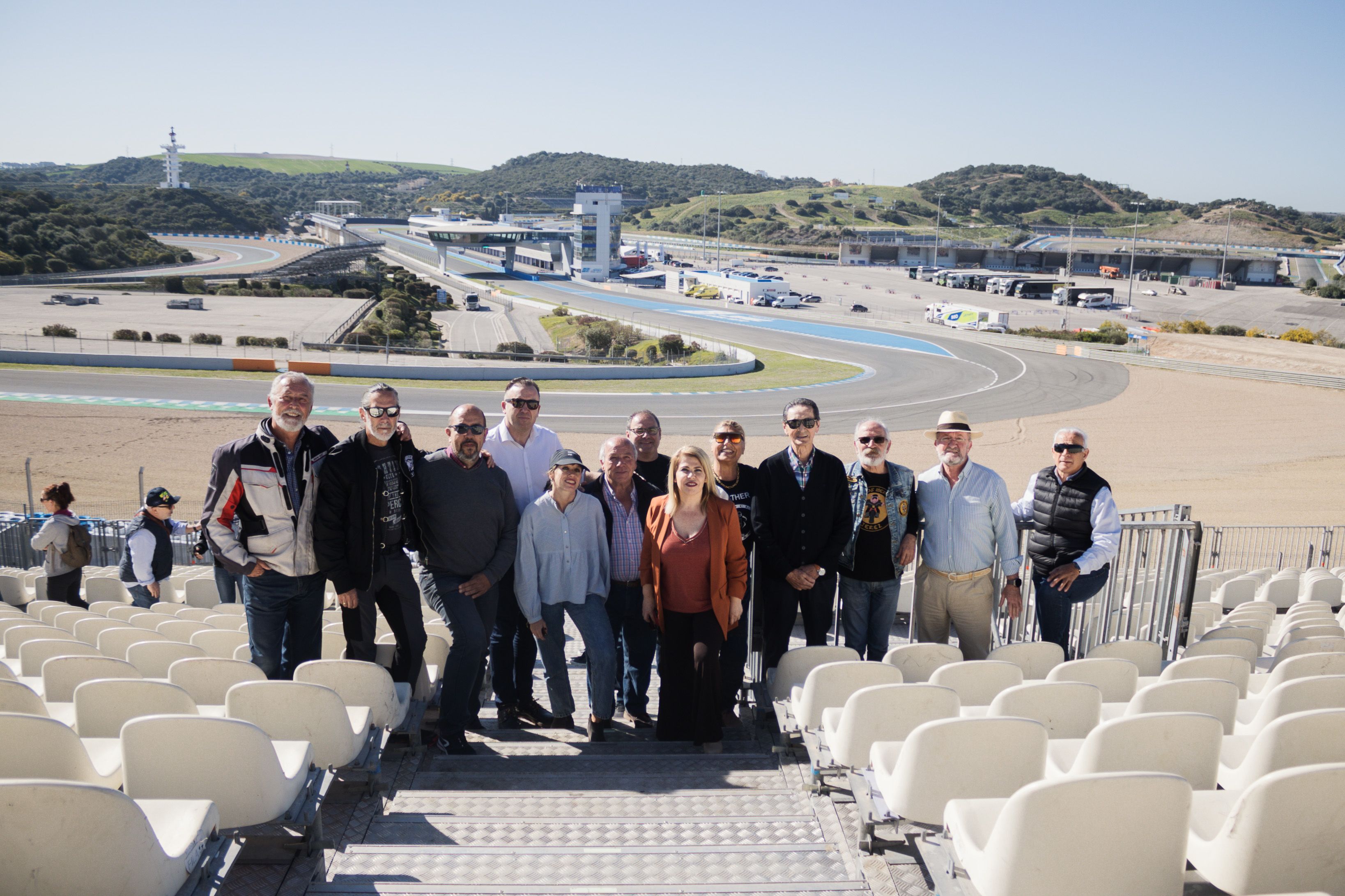 La alcaldesa de Jerez, Mamen Sánchez, con el Consejo Local del Motor en el Circuito de Jerez.