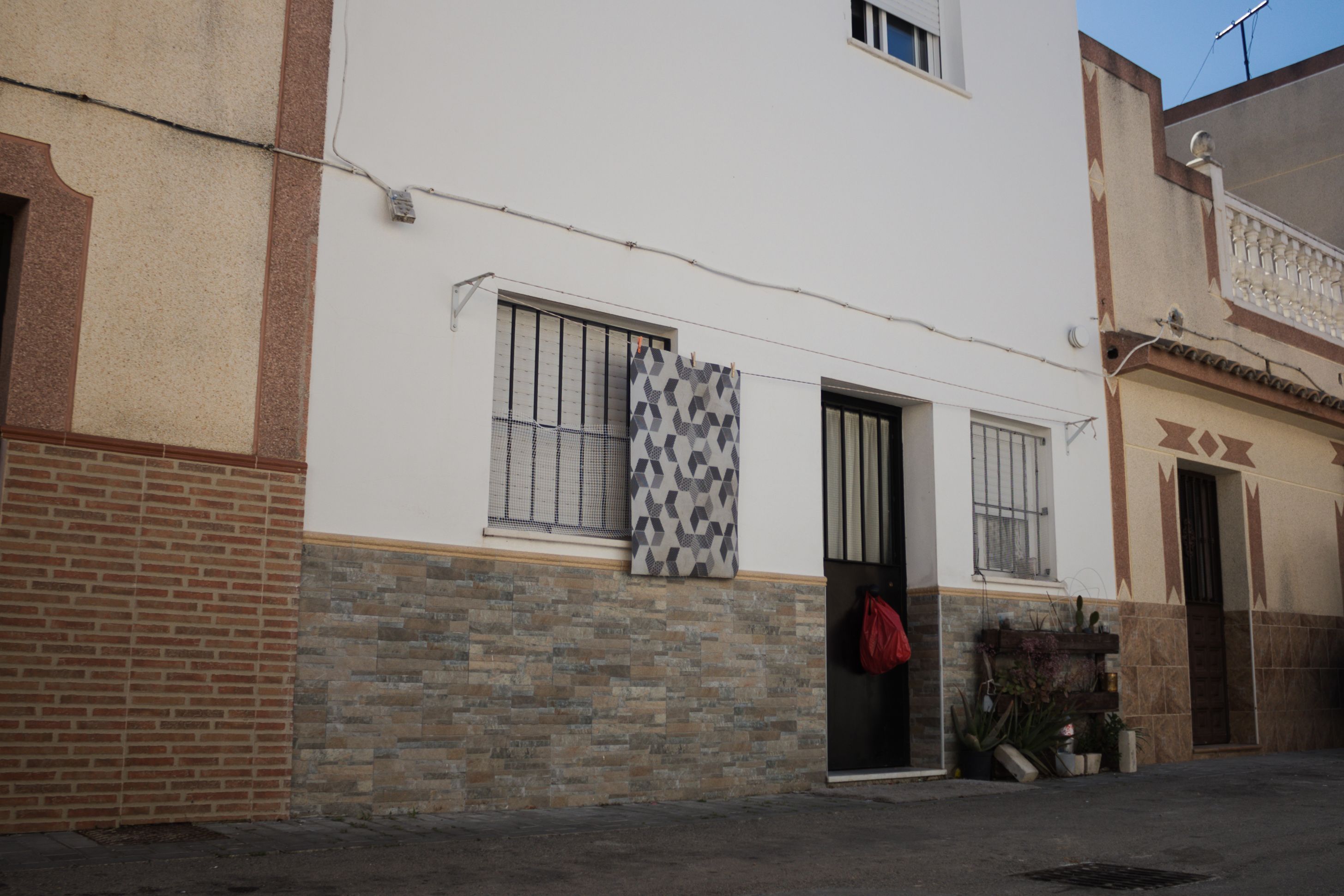 El número 29, en la planta alta, es la sede de Barveal, en Guadalcacín (Jerez), que ha recibido 4 millones por dos contratos de emergencia con la Junta.