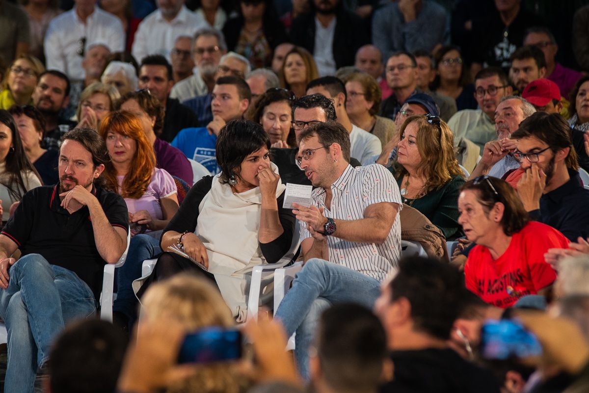 Teresa Rodríguez habla con Toni Valero, con Pablo Iglesias al lado, en un mitin de Unidas Podemos en Jerez. FOTO: MANU GARCÍA