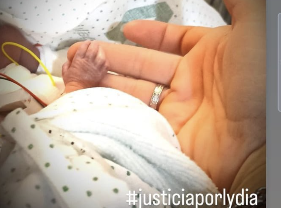 Imagen subida por la familia de Lydia, la bebé prematura que murió esperando llegar en ambulancia a la unidad de neonatos de Cádiz.