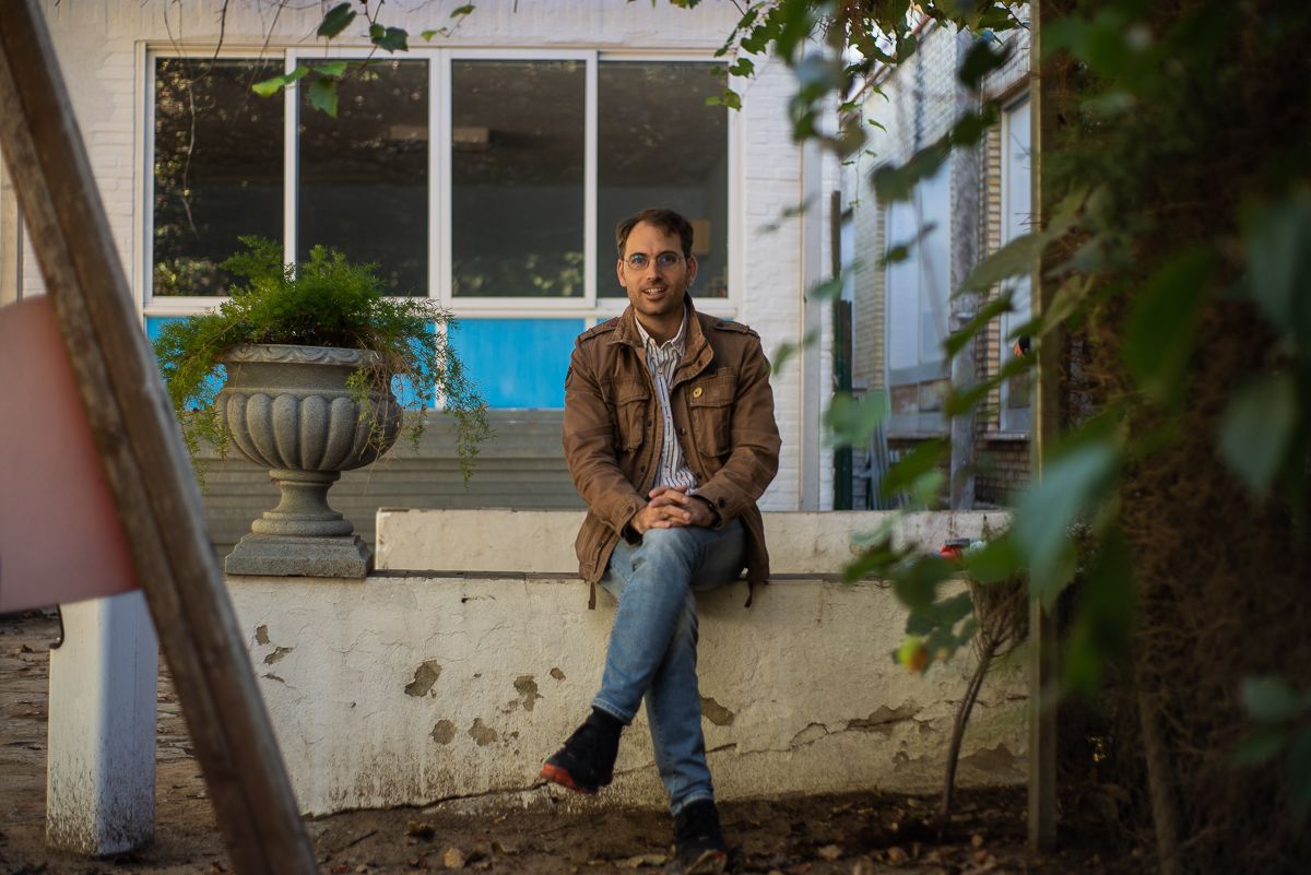 Toni Valero posa para lavozdelsur.es tras la entrevista. FOTO: MANU GARCÍA.