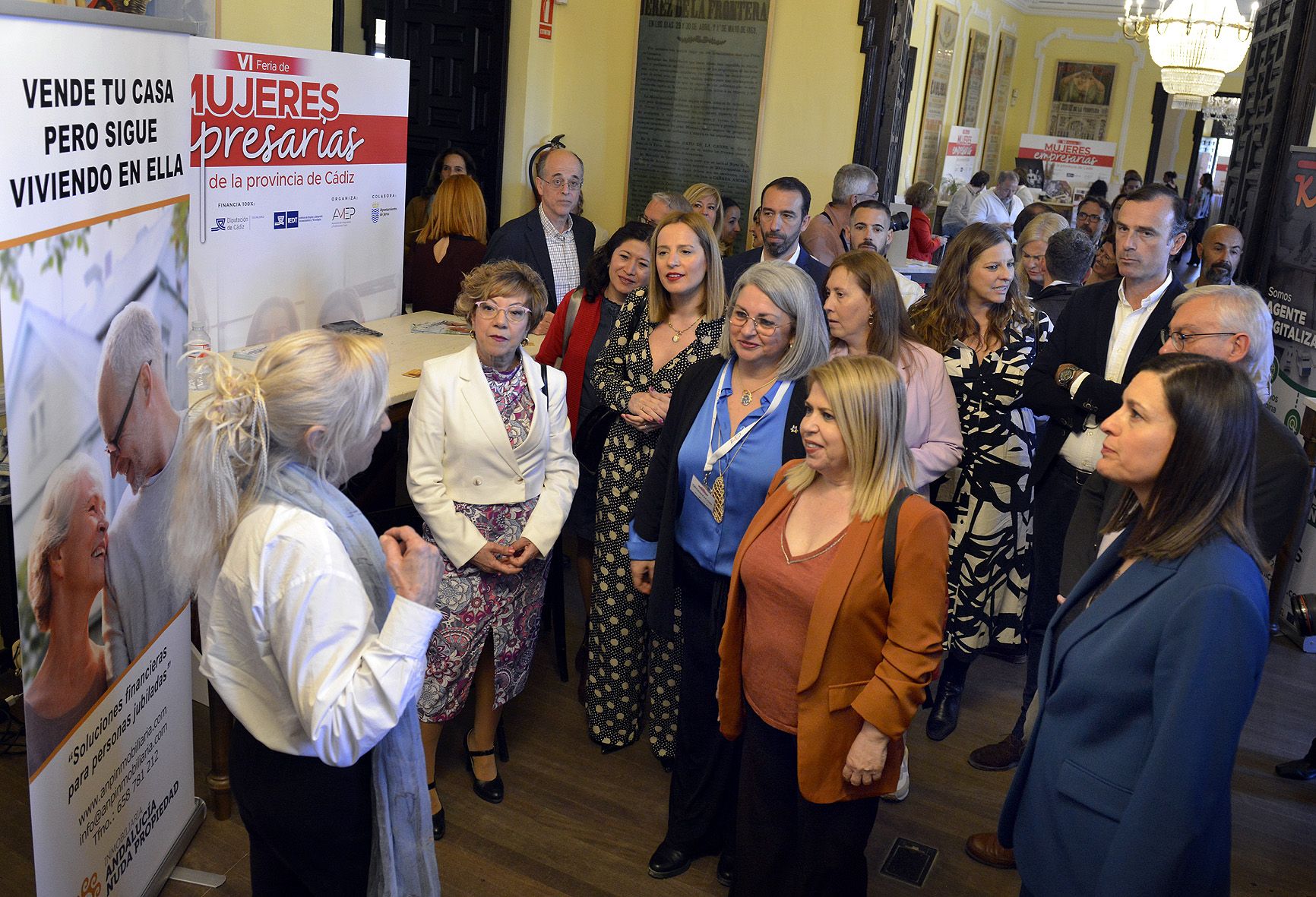 La alcaldesa durante la apertura de la exposición. 