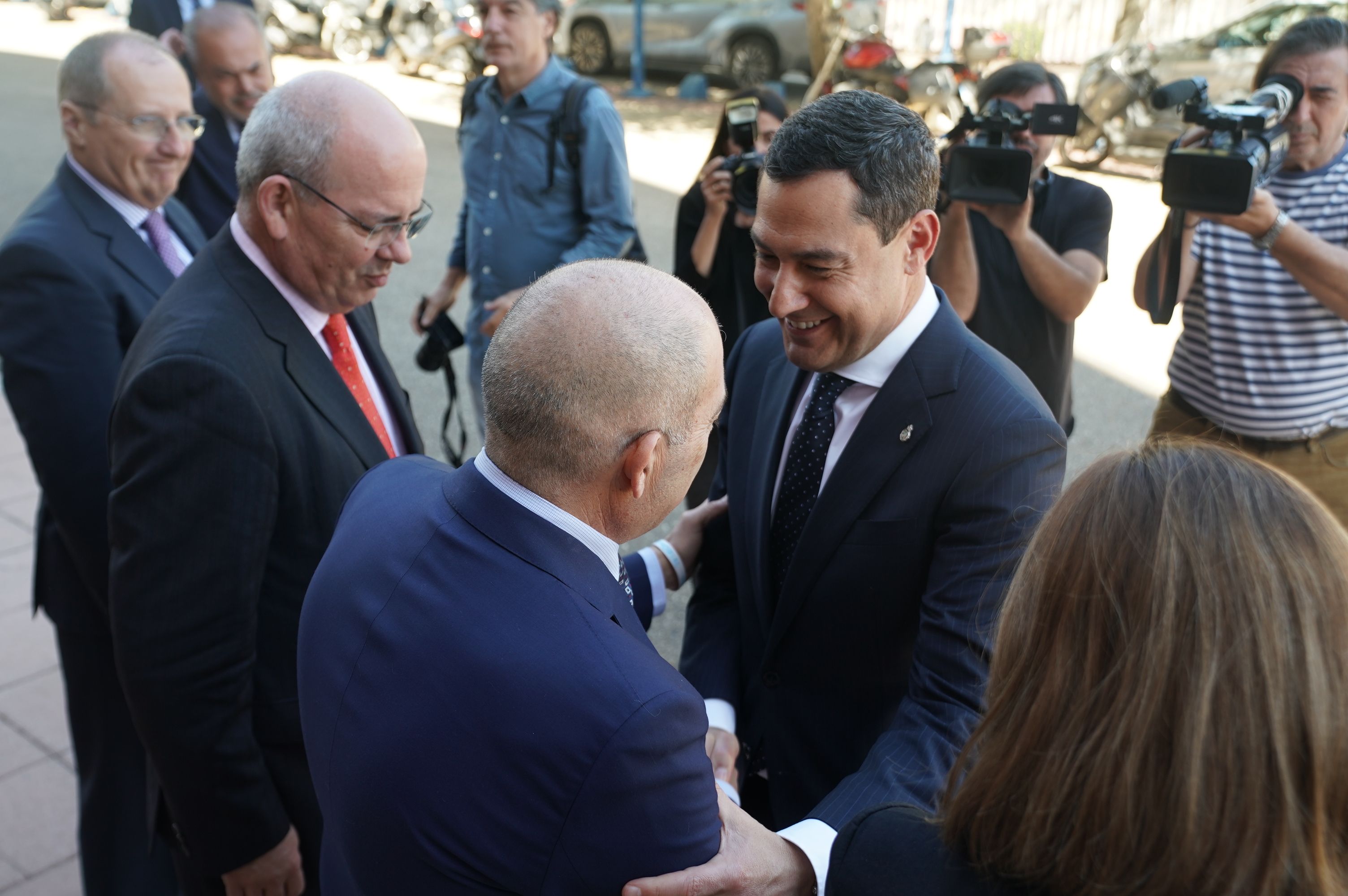 El presidente de la Junta saludando a su llega al foro de la CEA.