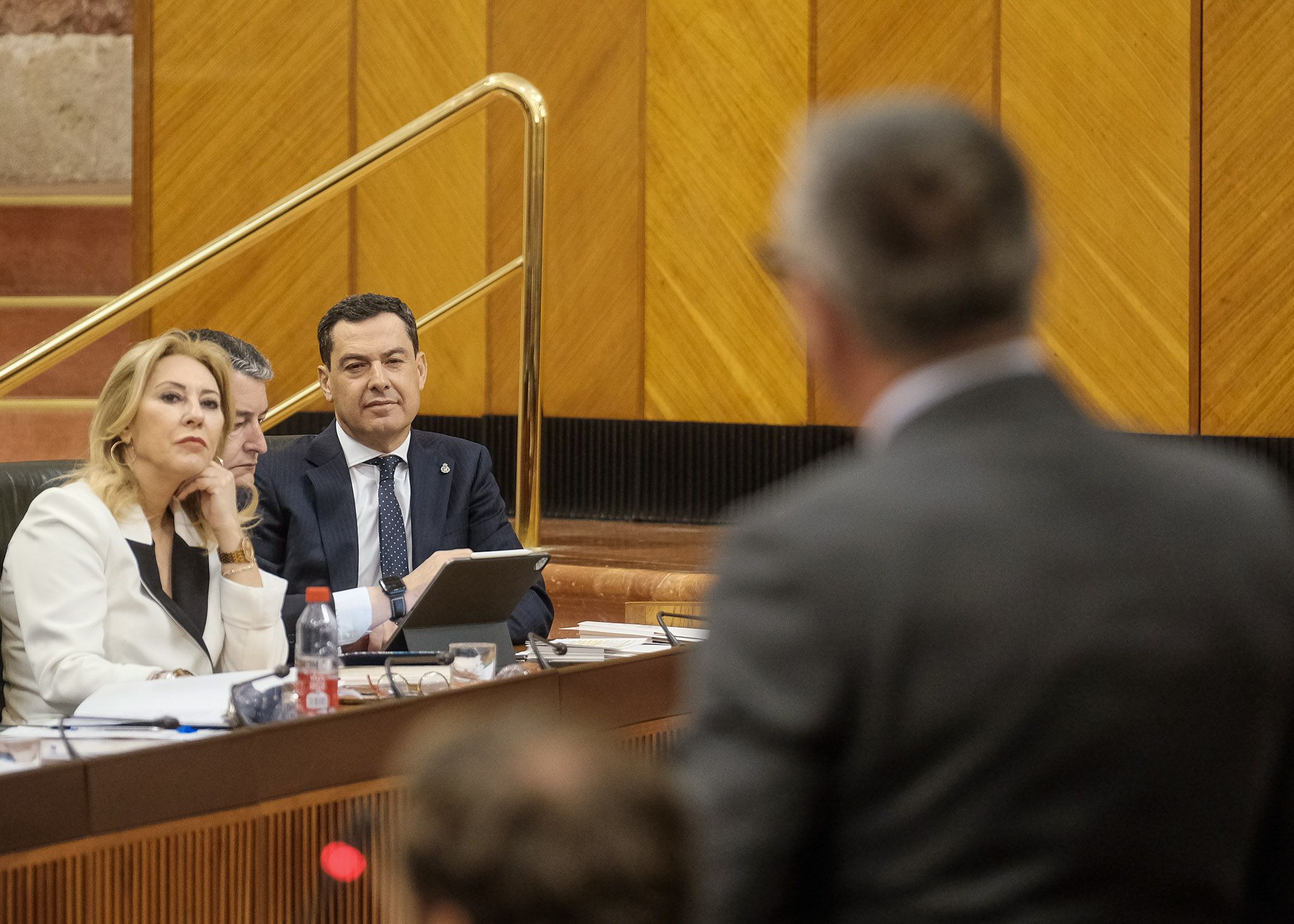 El presidente Moreno atiende a la intervención de Gavira, líder andaluz de Vox, en una sesión en el Parlamento de Andalucía.