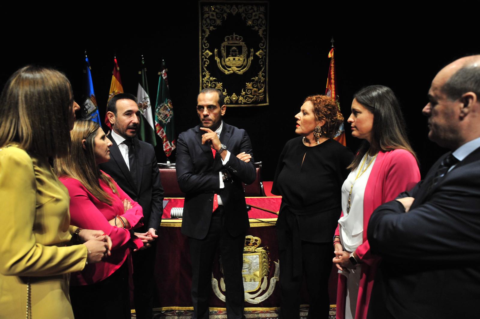 Juan Verde, en el centro de la imagen, junto a otros miembros del PSOE provincial e isleño, y a la alcaldesa De San Fernando, Patricia Cavada. FOTO: PSOE