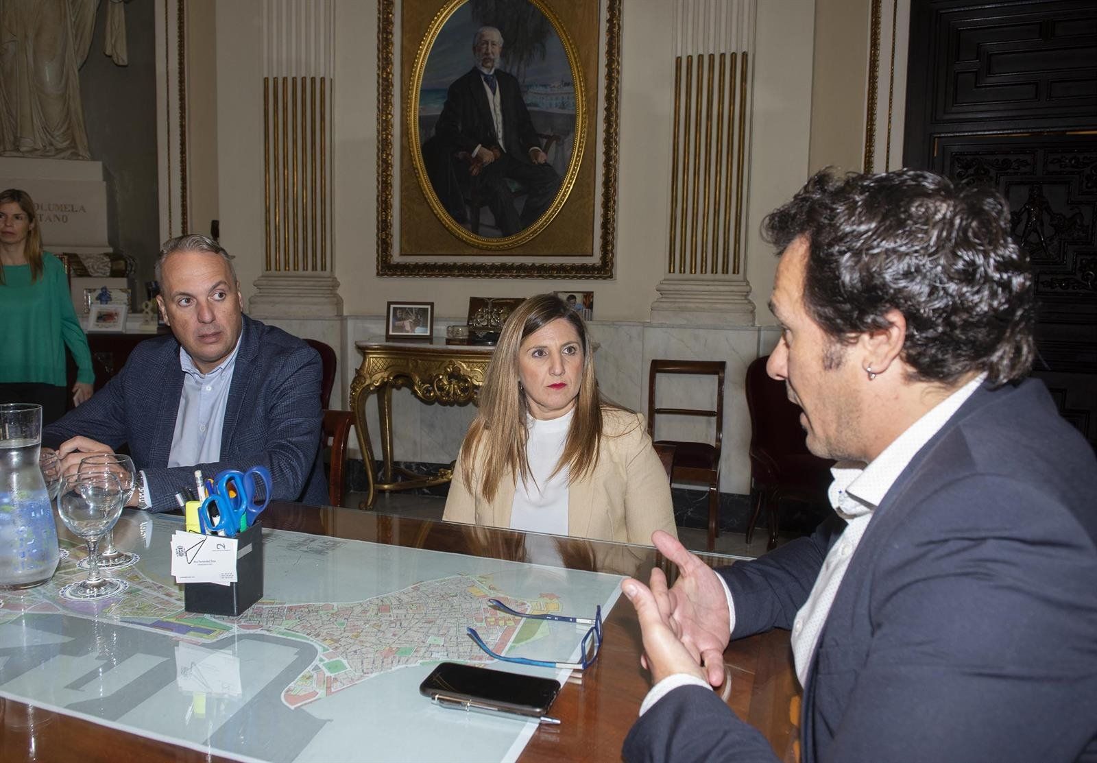 Un momento de la reunión entre la presidenta de Diputación, Irene García, y el alcalde de Cádiz, José María González. 