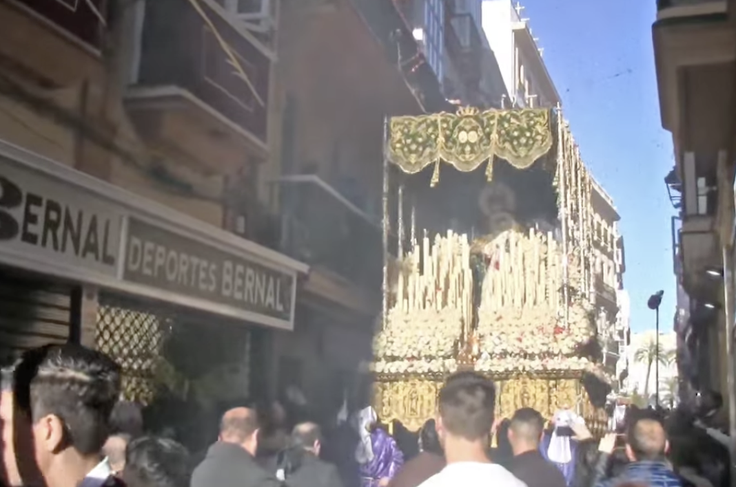 Petalada a la Virgen de la Esperanza en Cádiz. SSC