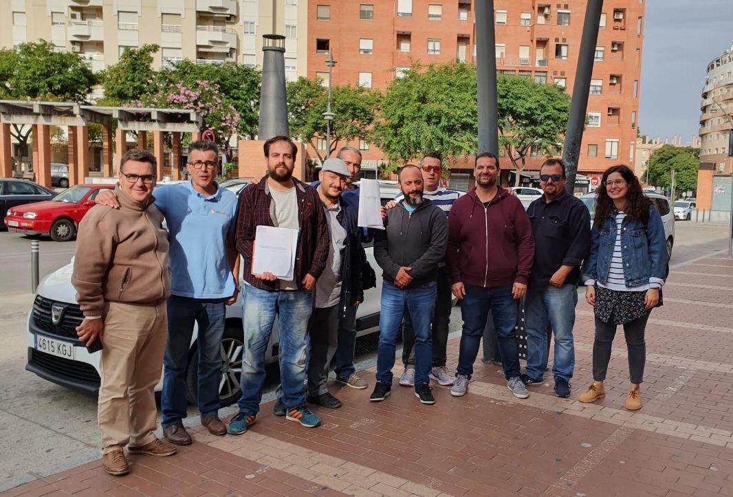 Miembros de Adelante Jerez con taxistas, en la presentación del borrador de la ordenanza.