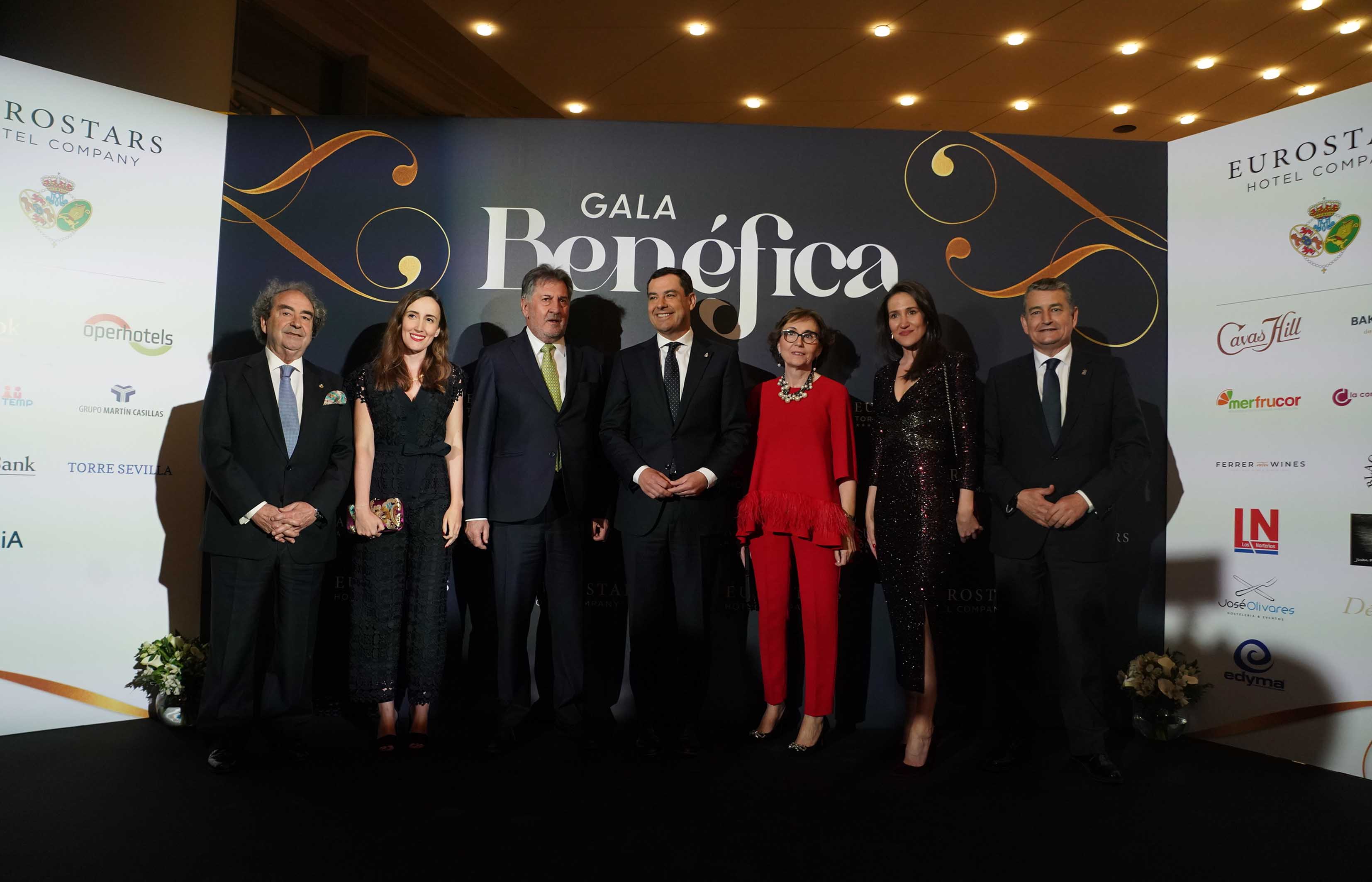 Imagen de grupo de las autoridades en la gala con el presidente de la Junta y le hermano mayor de la cofradía.