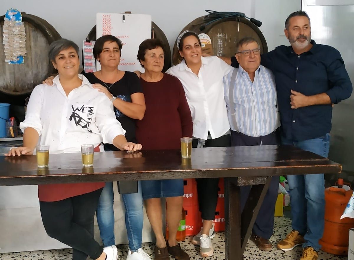 La familia Brenes, con el mosto que vende.