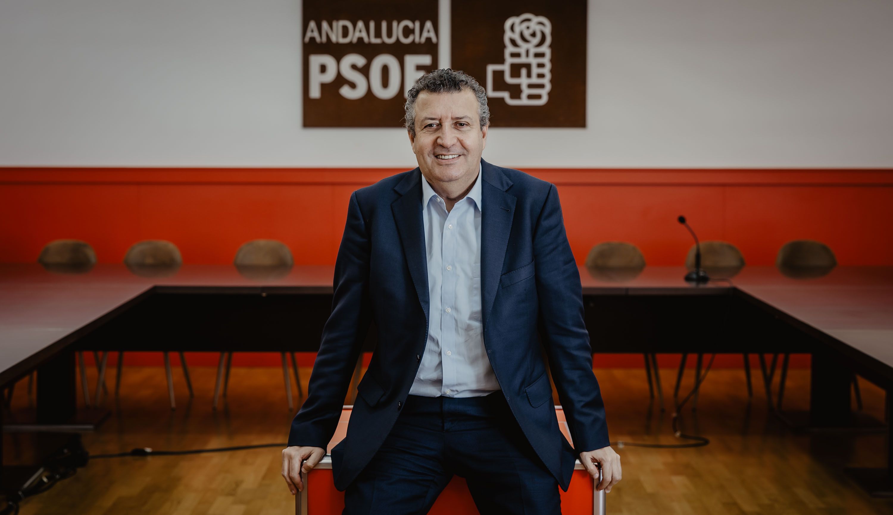 Javier Fernández, secretario general del PSOE de Sevilla y alcalde de La Rinconada, posa antes de la entrevista con lavozdelsur.es en la sede del partido en la capital andaluza.