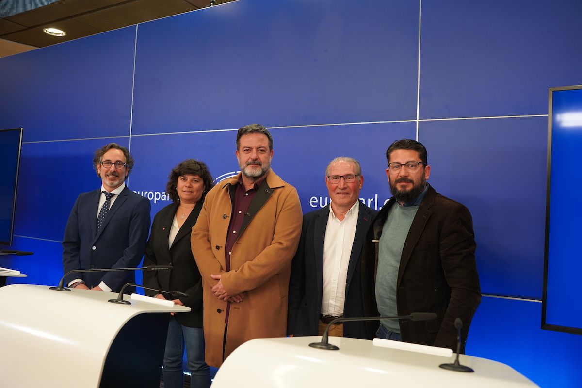 José Carlos Macías, Carmen Álvarez, Manuel Pineda, Antonio Romero 'Tete' y Jorge Rodríguez, en el Parlamento Europeo en Bruselas.
