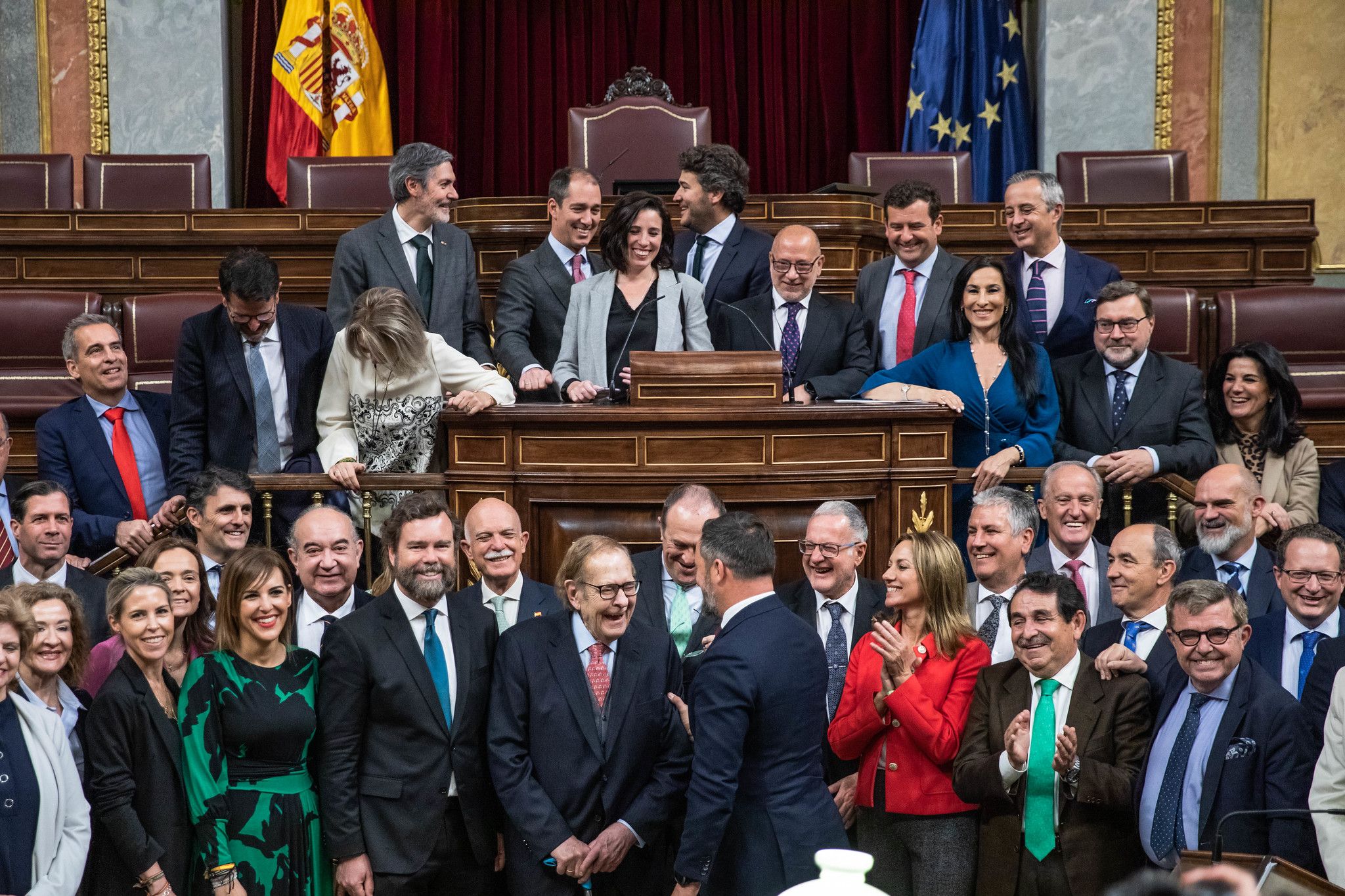 Tamames, esta semana, rodeado del grupo de Vox en el Congreso, en una imagen del flickr de esta formación política.
