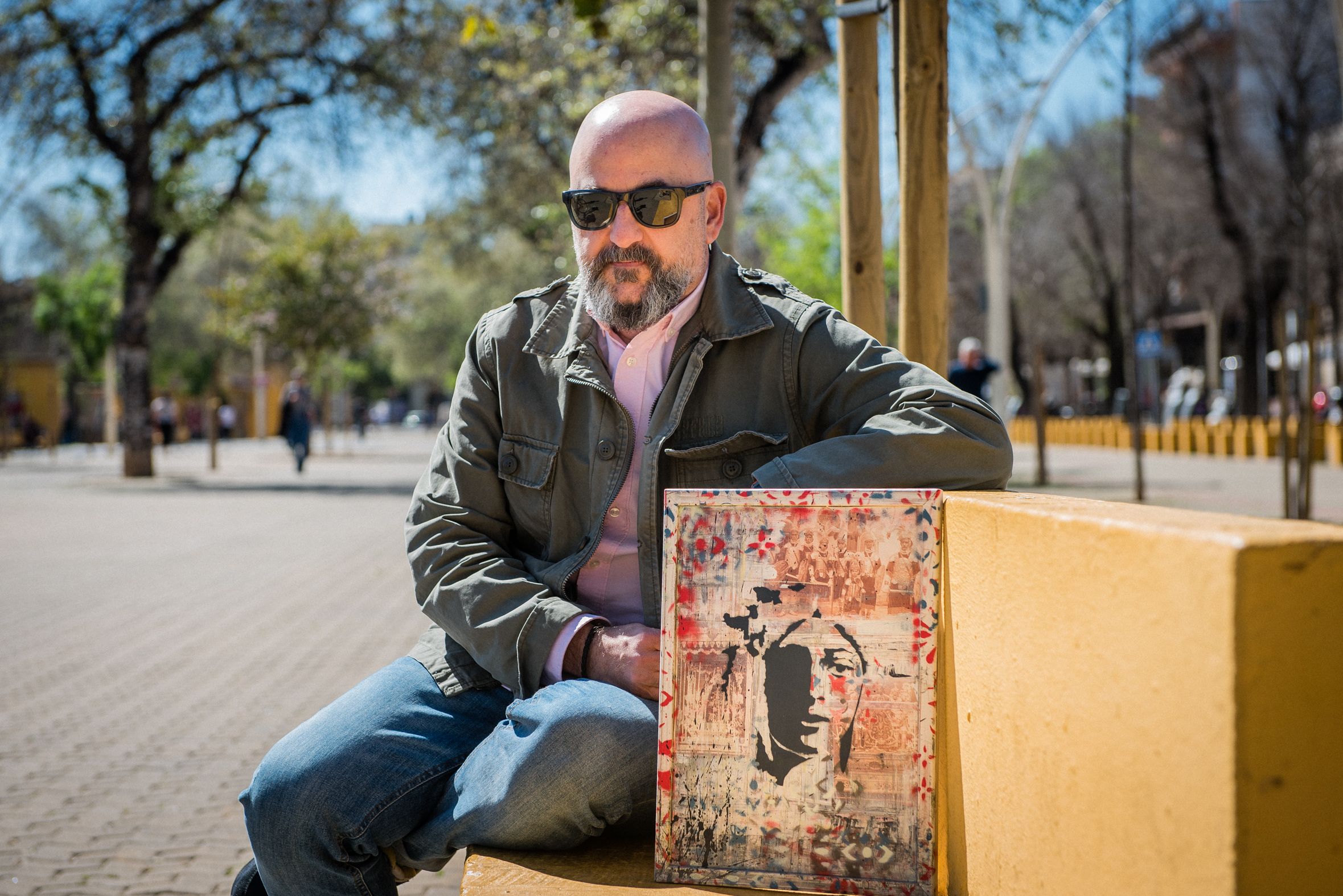 Paco Martínez, 'Loco del Color' con una de sus obras.