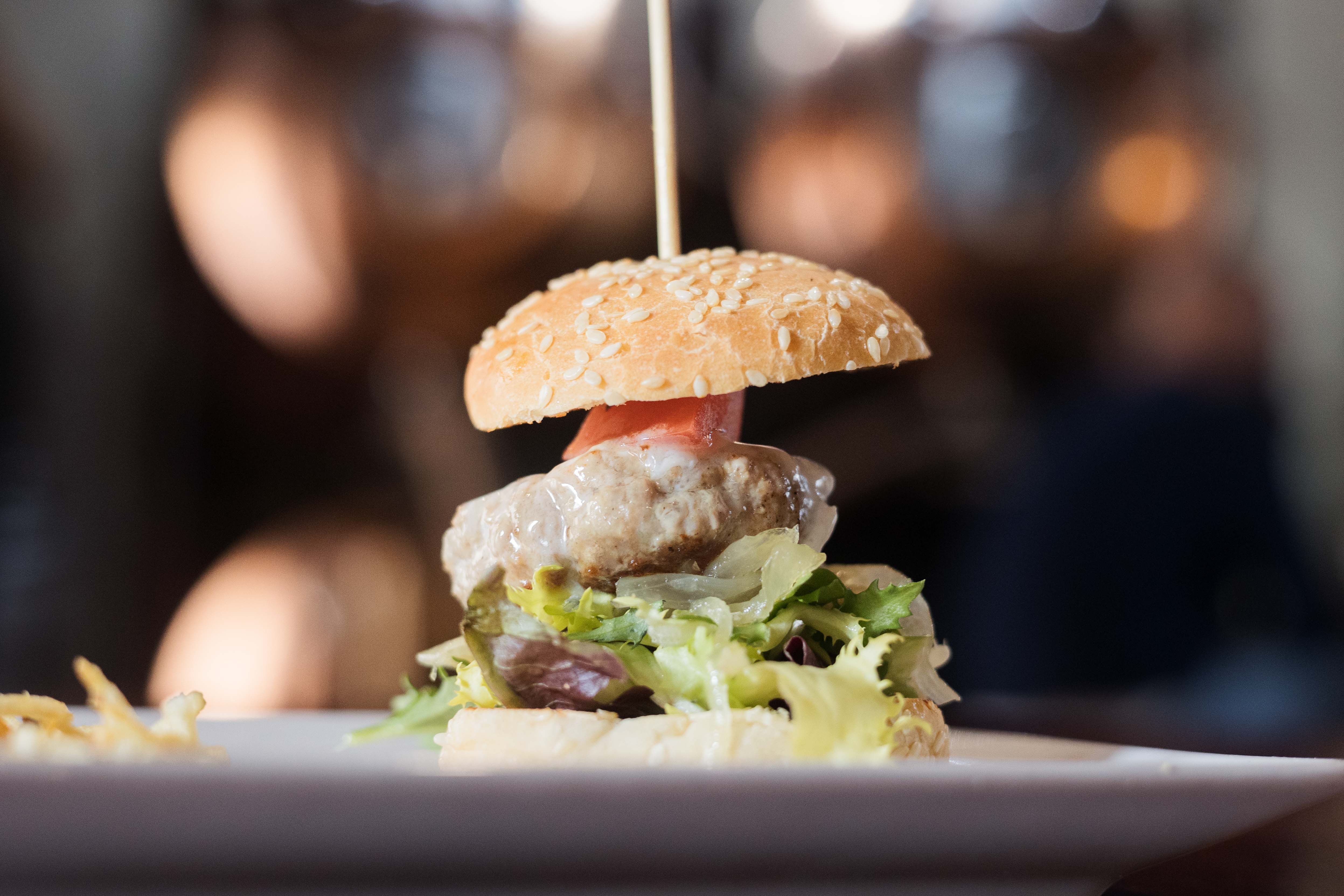 Mini hamburguesa de buey.