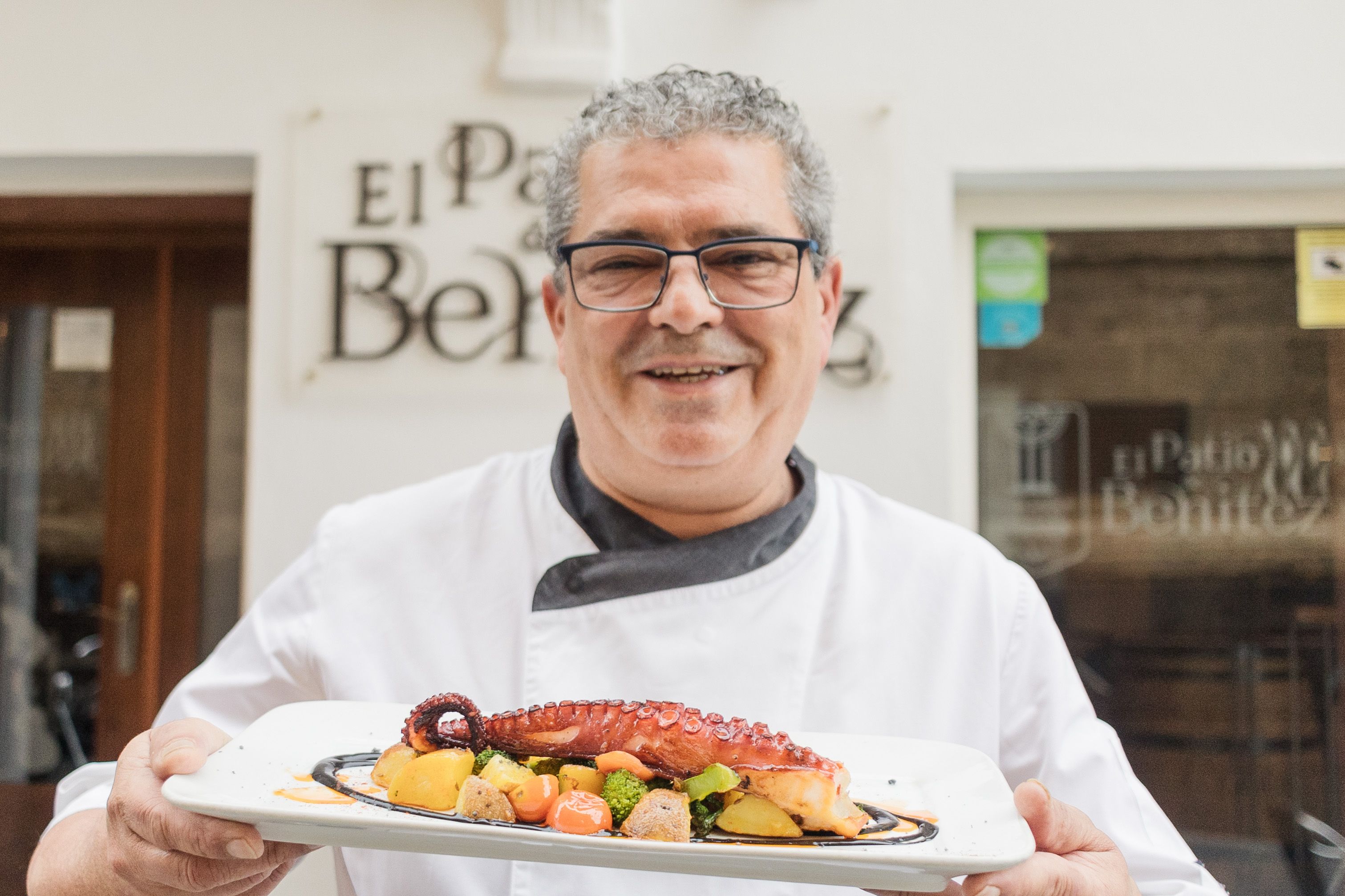 Juan Benítez Morales, regente del restaurante isleño ubicado en el centro. 
