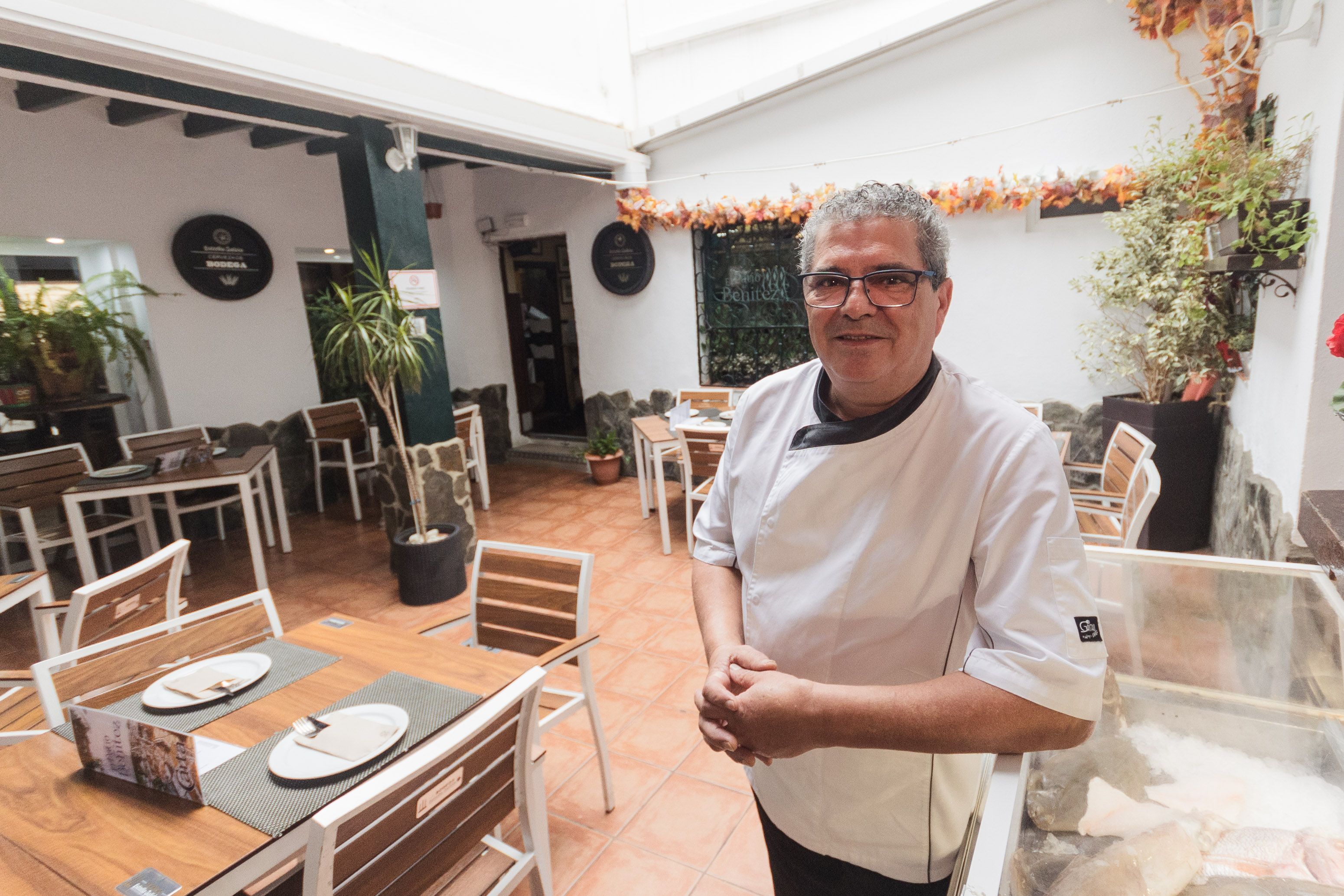 Juan posa en el popular patio del establecimiento. 