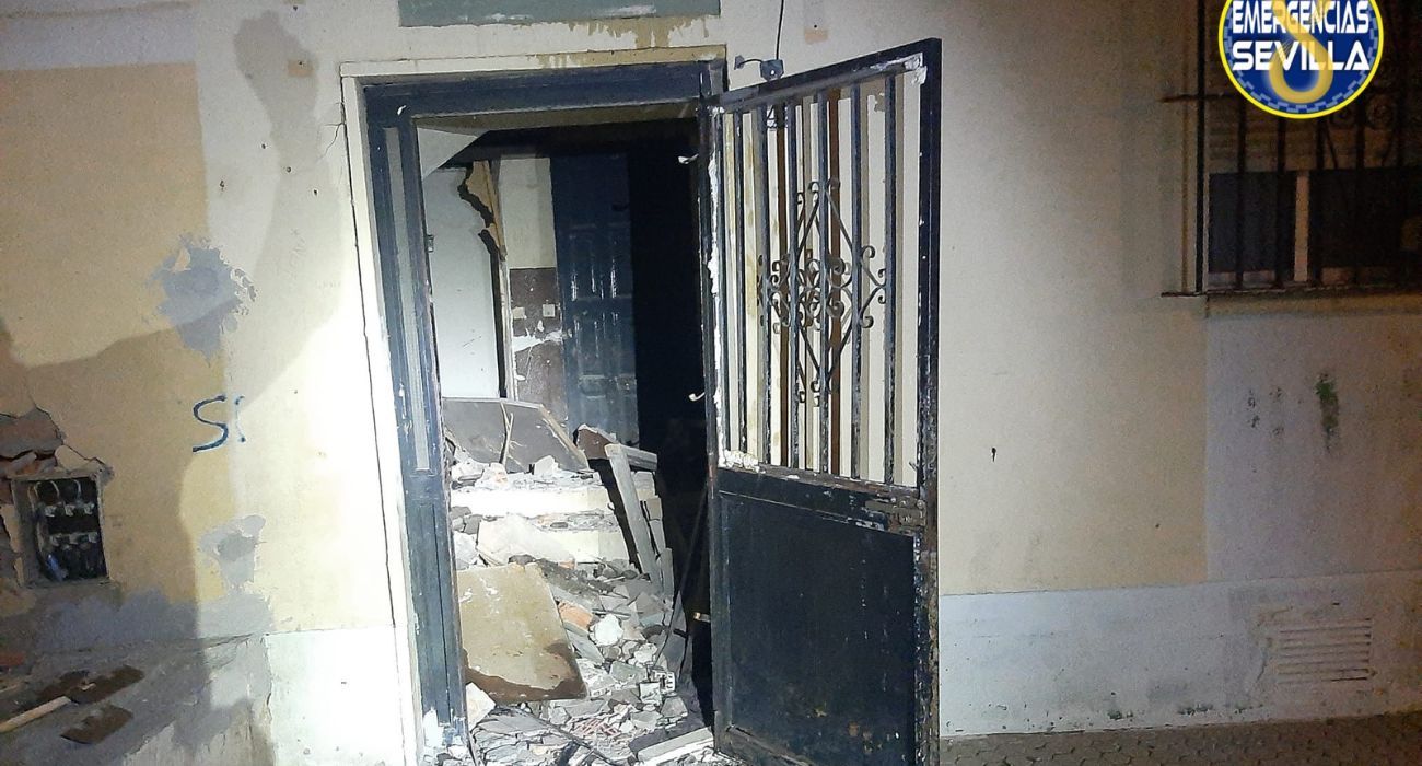 La entrada del bloque, llena de escombros tras la explosión.