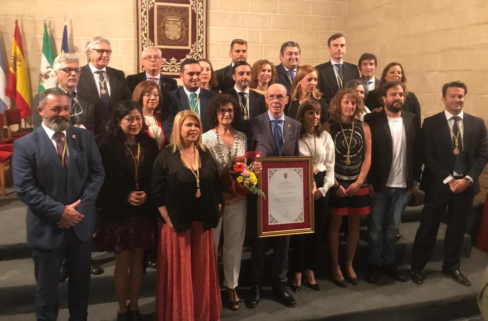 Pepe Ravelo, con la distinción de Hijo Adoptivo, con la alcaldesa y el resto de la Corporación.