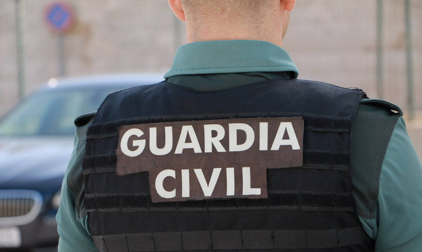Un agente de la Guardia Civil en una imagen de archivo. Los agentes se personaron en el lugar para atender al joven.