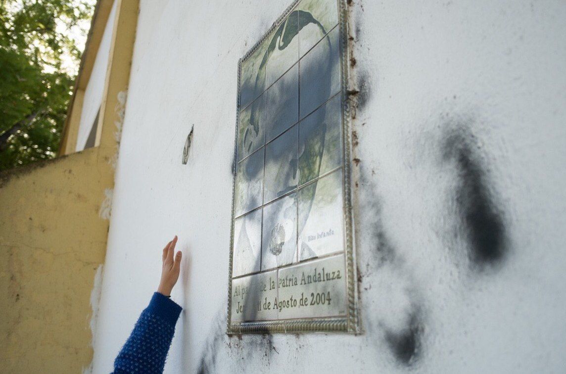 El azulejo de Blas Infante, tras ser vandalizado.