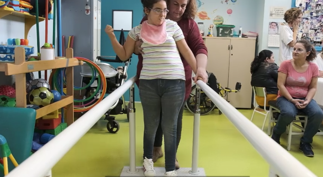 María, ayudada por su madre Ana María mientras anda.