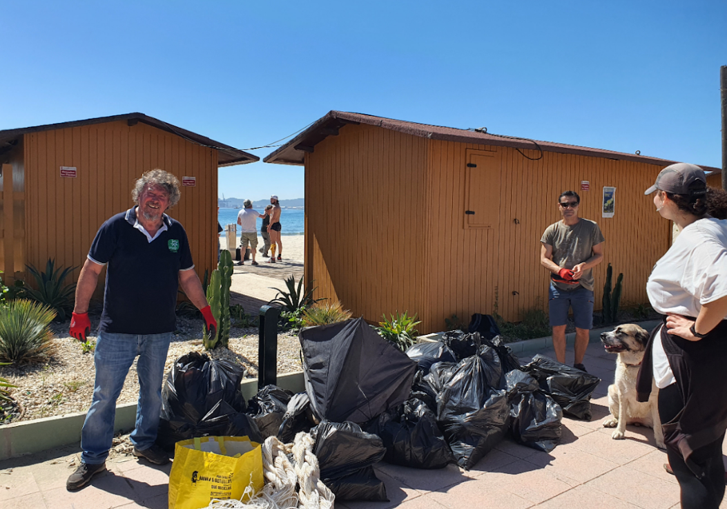 Las bolsas llenas de residuos que Ecologistas en acción y la Asociación Subacuática de Casares han recogido en la costa de San Roque.