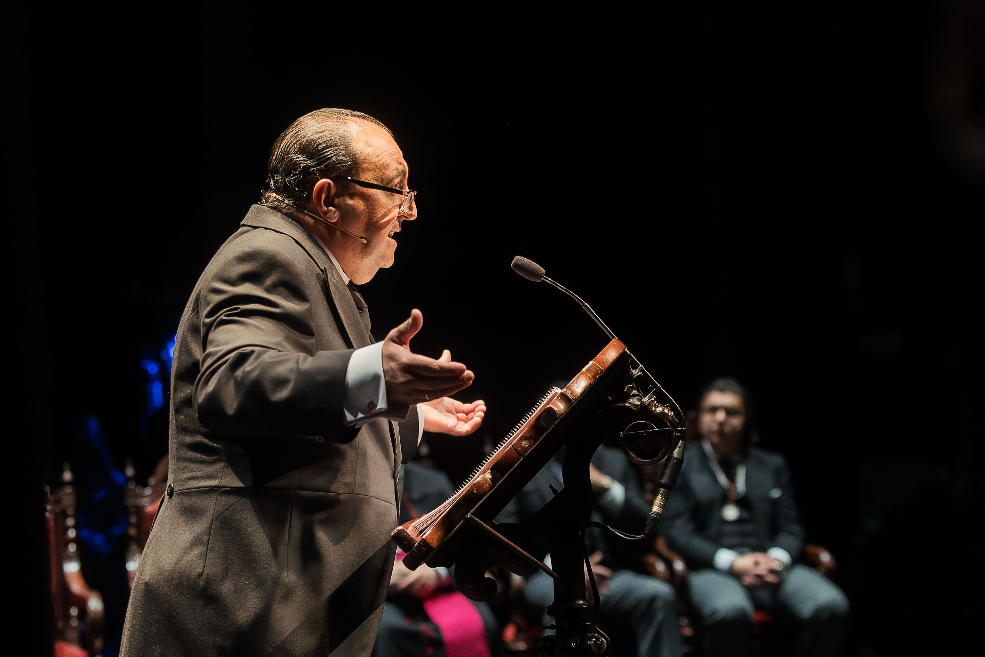 Paco Zurita en plena declamación de su obra.