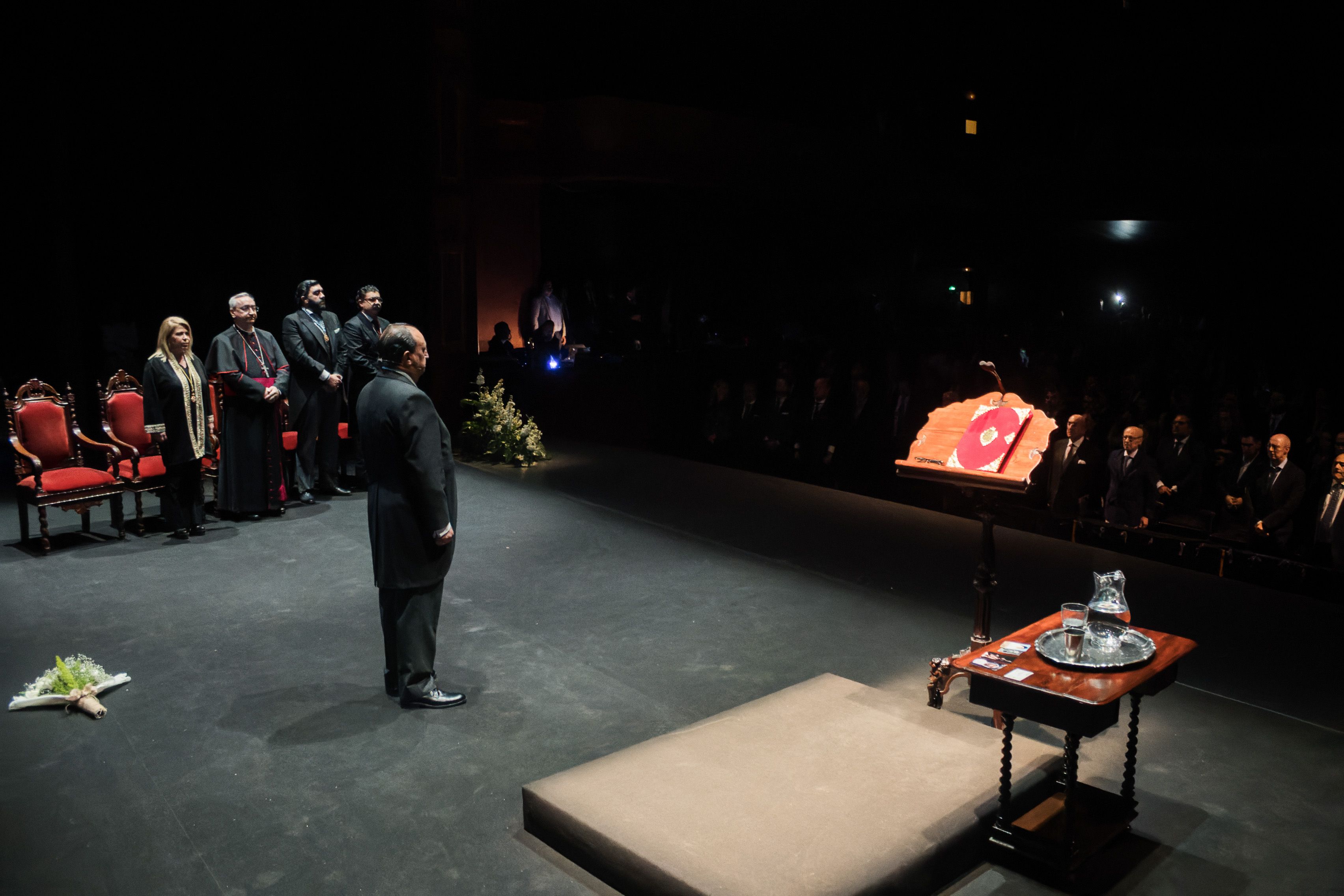 El final, suena el himno y se echa el telón.     CANDELA NUÑEZ 