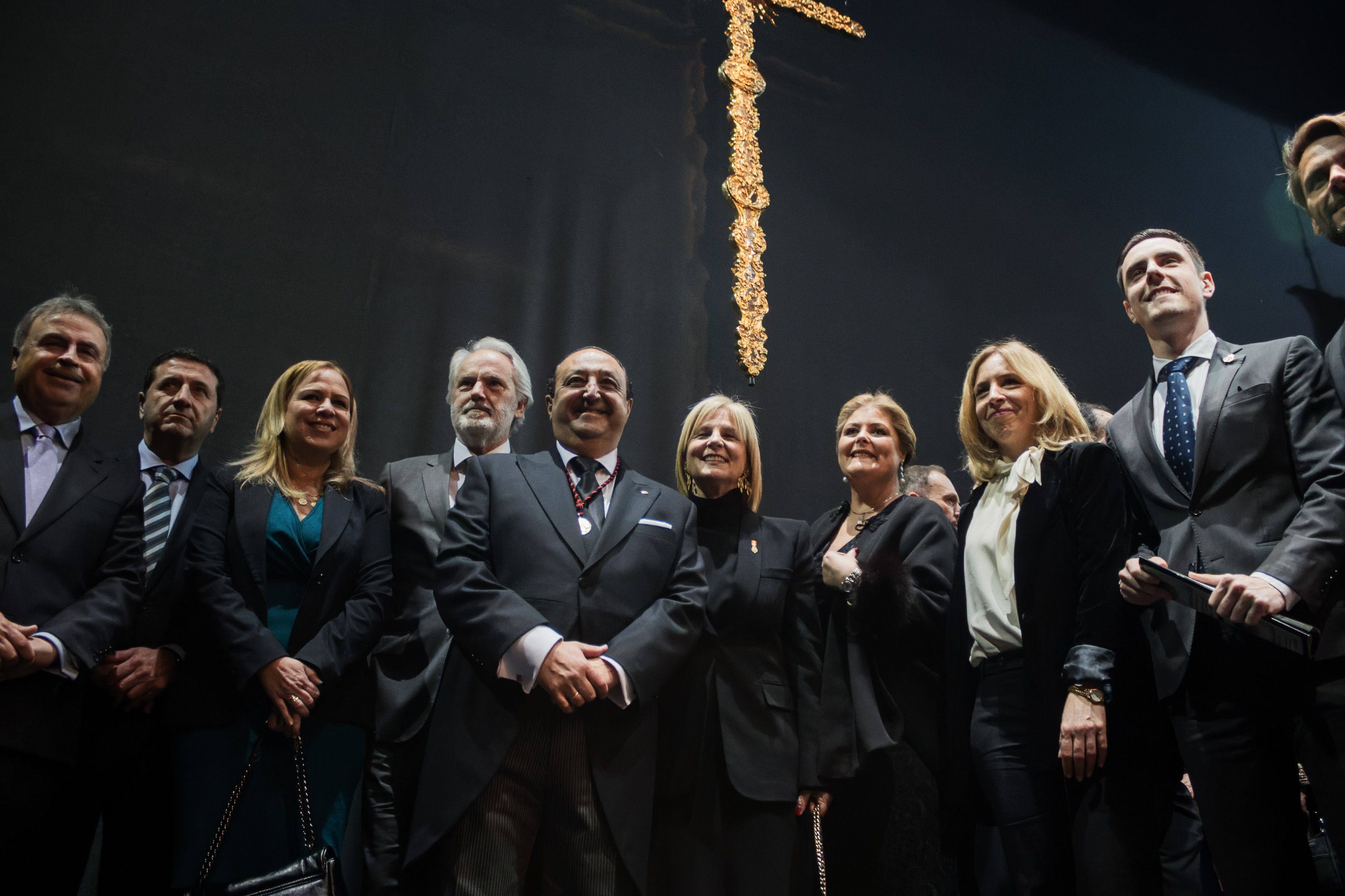 La candidata Pelayo y otros integrantes de su lista, junto a Zurita tras pronunciar el pregón de la pasada Semana Santa.