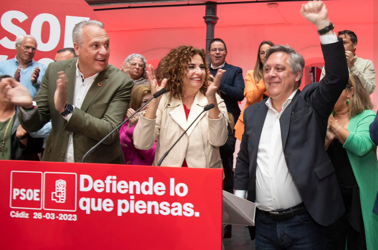 Juan Carlos Ruiz Boix, María Jesús Montero y Óscar Torres, durante el acto del PSOE en Cádiz.