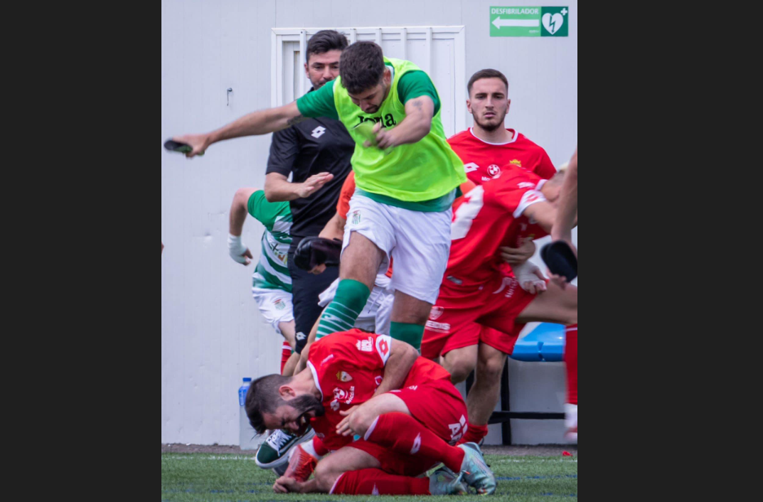 Momento de la agresión del jugador del Puerto Real a un rival.