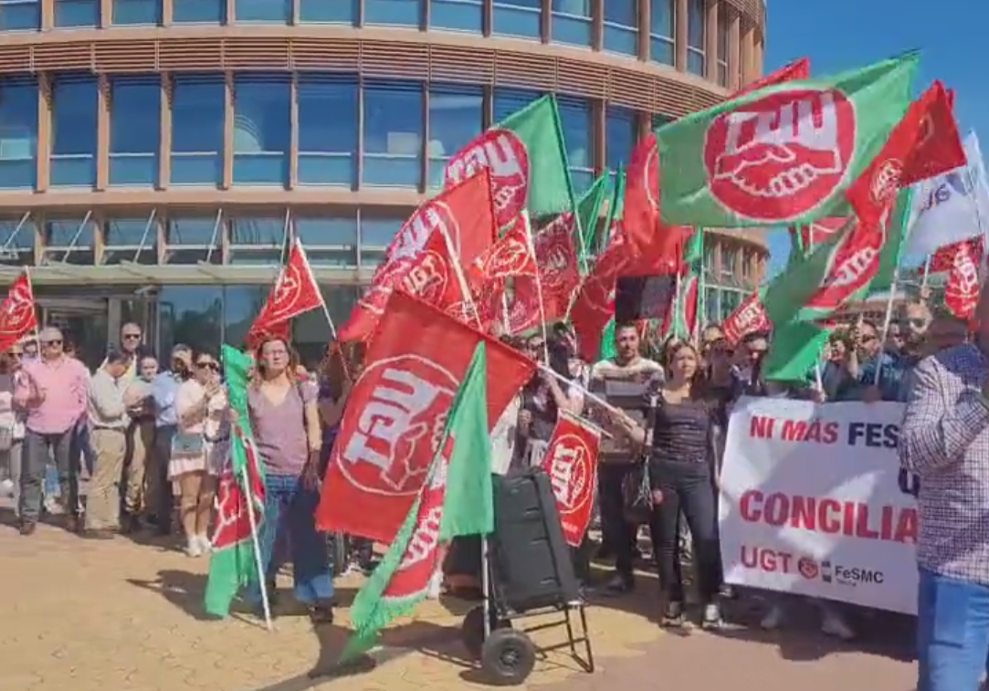 La manifestación de UGT frente a la Torre Sevilla.