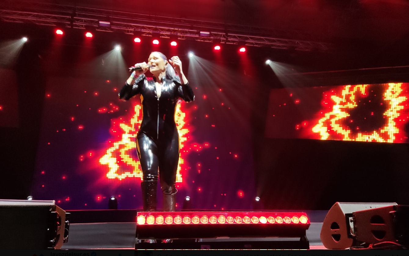 Rosa López durante su actuación en la BCN Eurovisión Party.