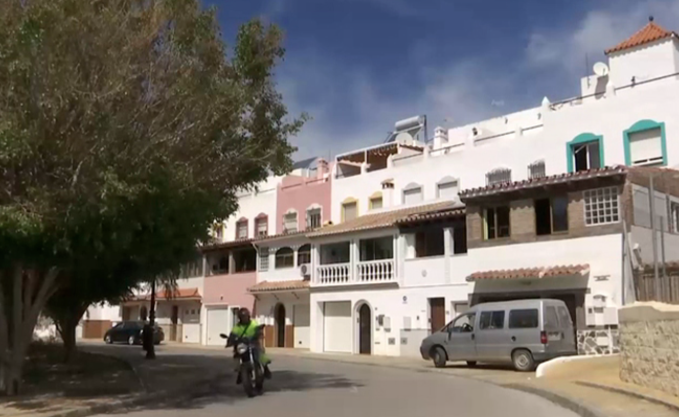 El menor que mató a su padrastro de un tiro al defender a su madre, a disposición judicial. Zona de Estepona donde han ocurrido los hechos, en una imagen de Canal Sur.