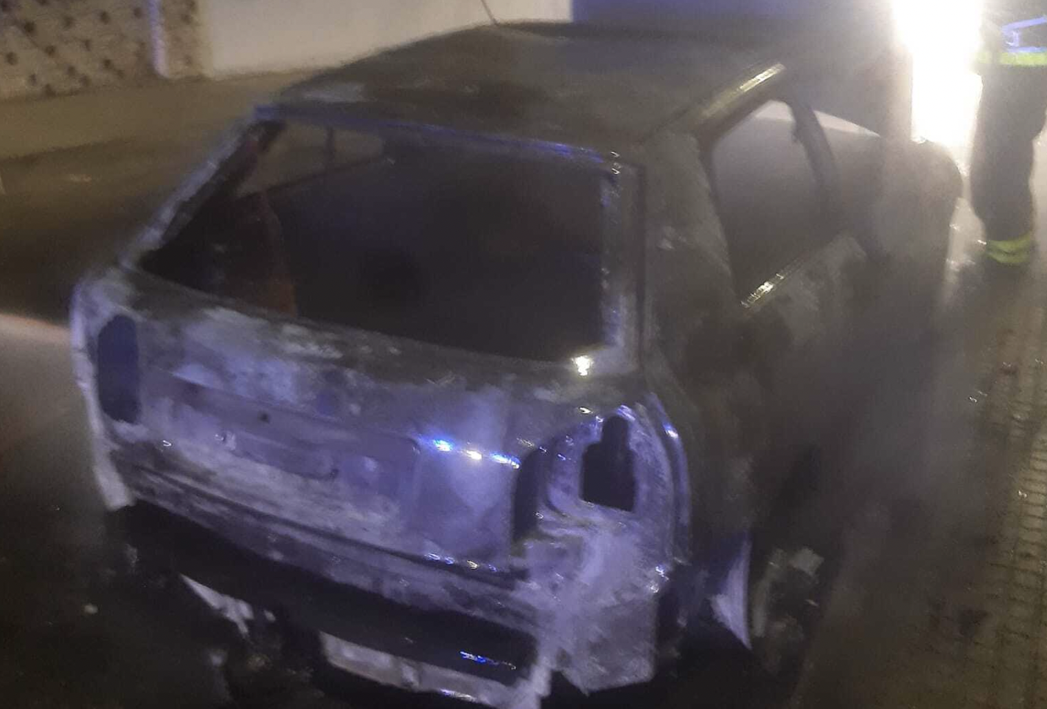 Incendio de un coche en la calle Ave del Paraiso en Chiclana. 