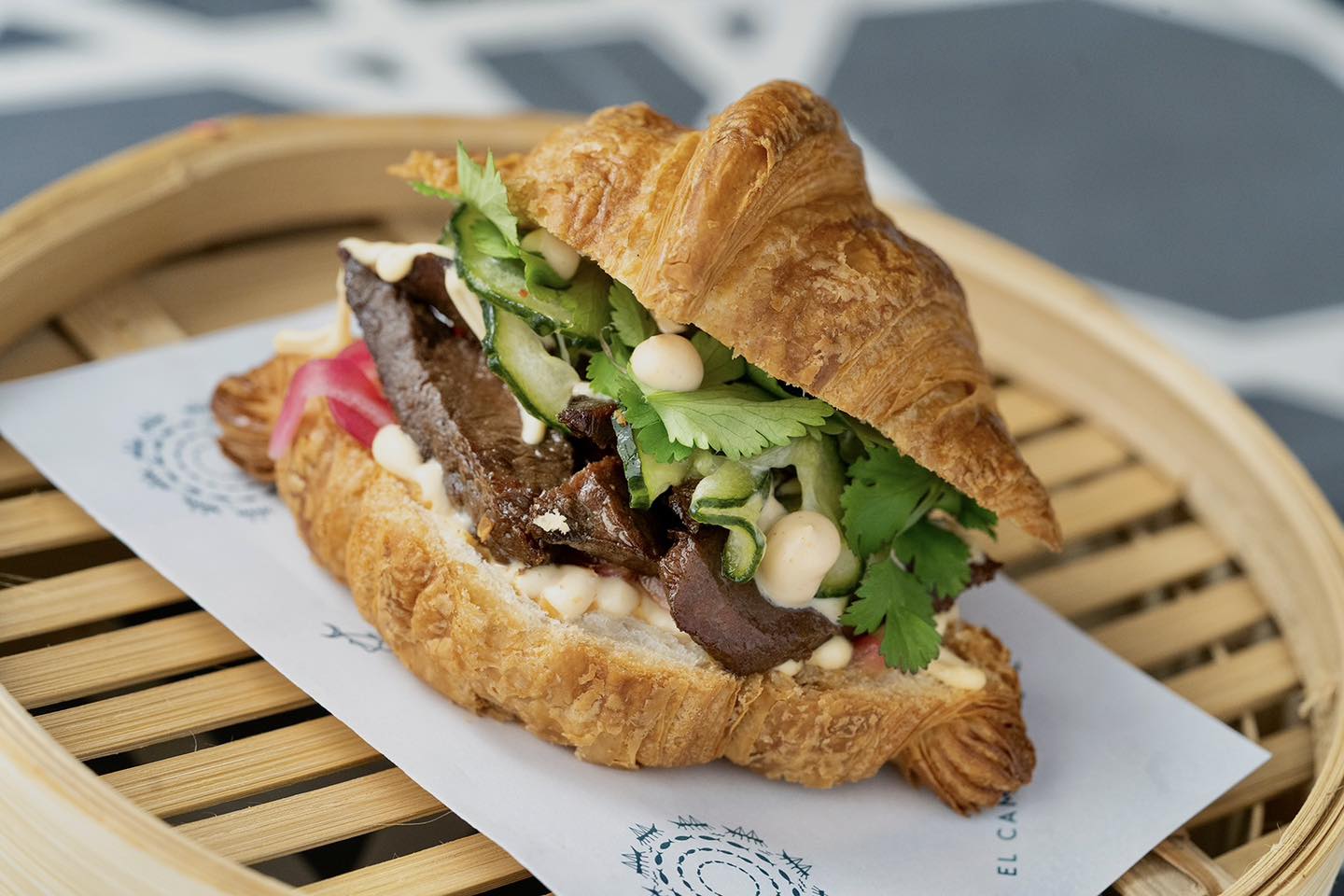 ¿Sabes lo que es un manolito de atún? El croissant de La Cremita que arrasa en este sitio top de Cádiz.