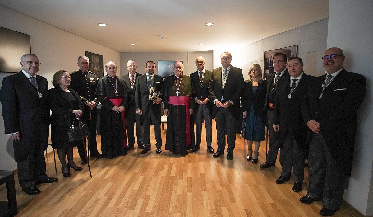 Casellas triunfa con su esperado pregón de la Semana Santa de Sevilla. En la imagen, el pregonero y todas las autoridades posando en esta foto.