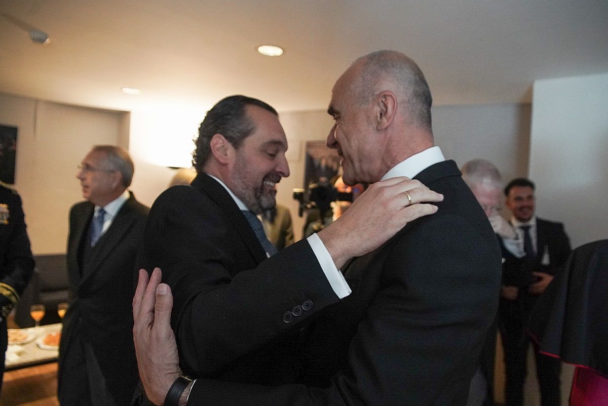 Abrazo entre el pregonero y el alcalde de Sevilla. 