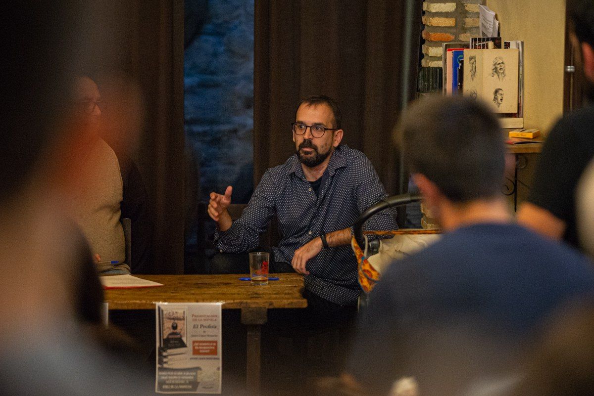 El escritor jerezano, Javier López Menacho, durante la presentación de 'El profeta'. FOTO: MANU GARCÍA