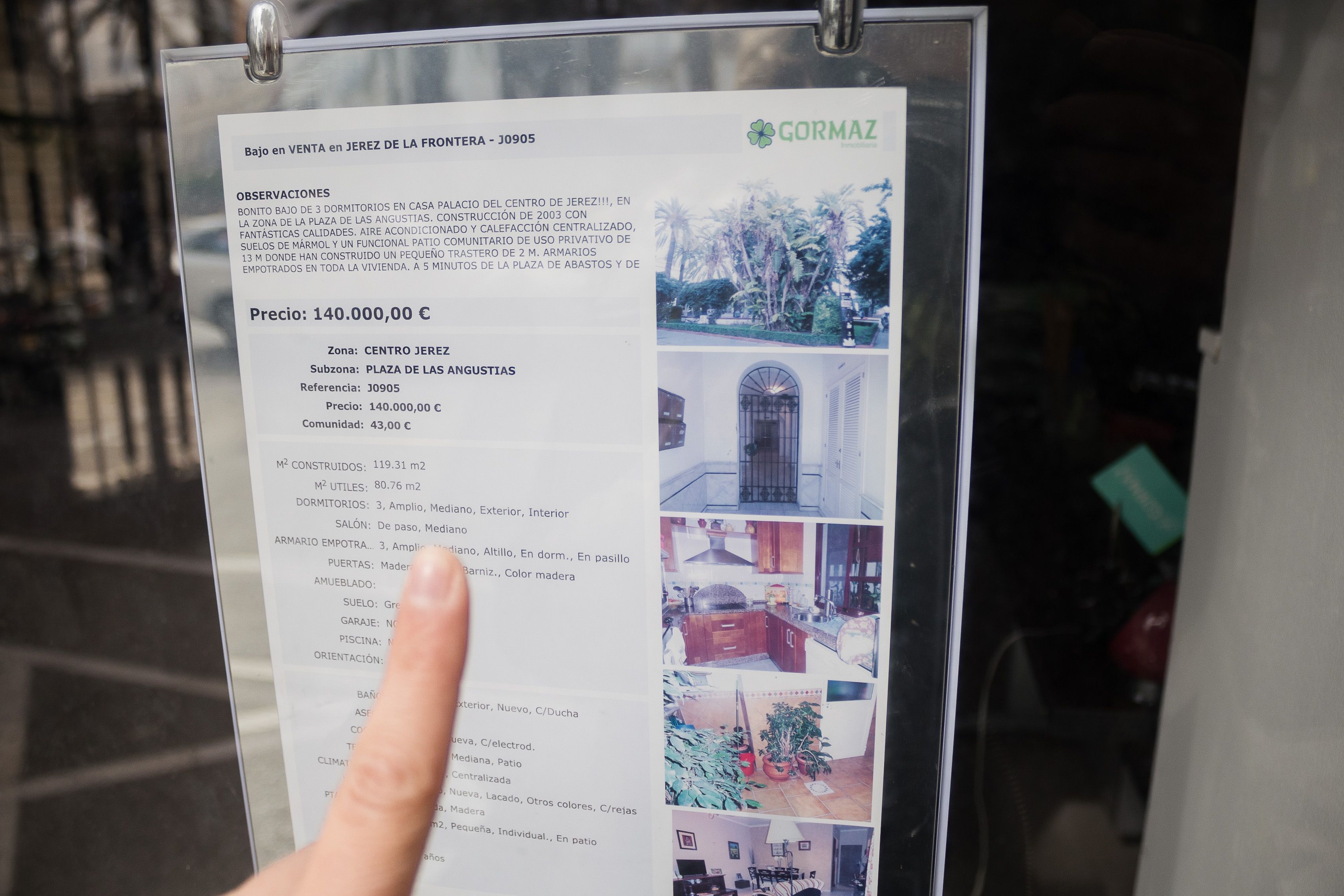 Un anuncio de alquileres y venta de piso en una inmobiliaria de Jerez.