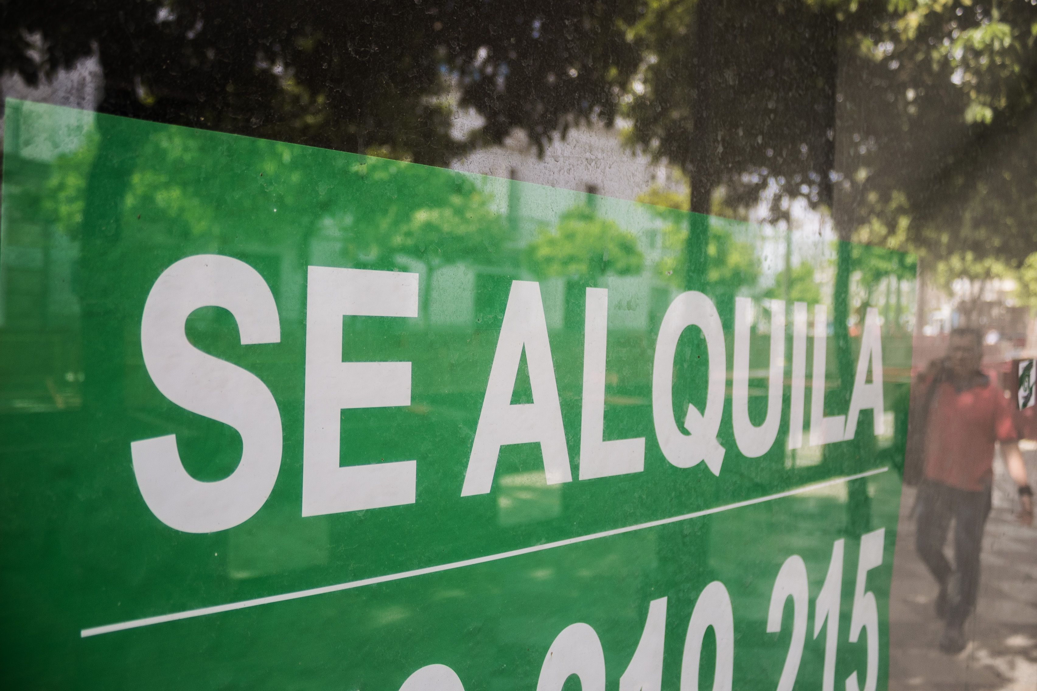 El cobro de comisiones a inquilinos no es una cláusula abusiva para la Junta. Cartel de alquiler a través de una inmobiliaria.