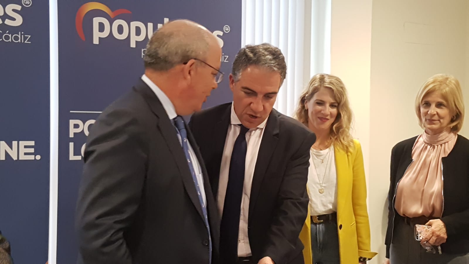 Bendodo junto a Sánchez Rojas, en presencia de Mestre y Pelayo. FOTO: PP